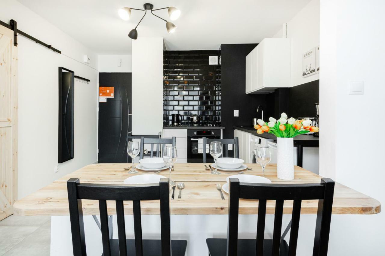 First Central Apartments By Noclegi Renters Warschau Buitenkant foto